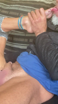 Footjob - la piccola bionda spagnola e i suoi piedi meravigliosi