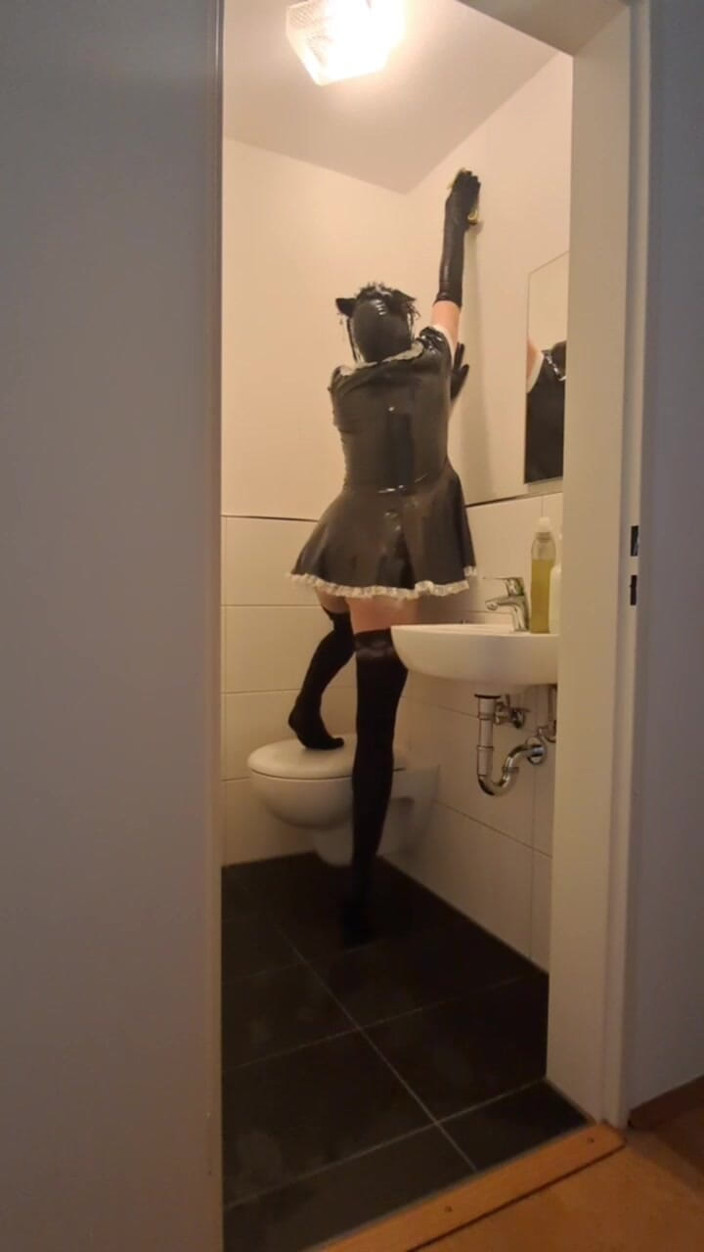 2GirlTs1Cock: 새장 Sissy Maid 노예 - 여주인과 남친을 위한 화장실 청소