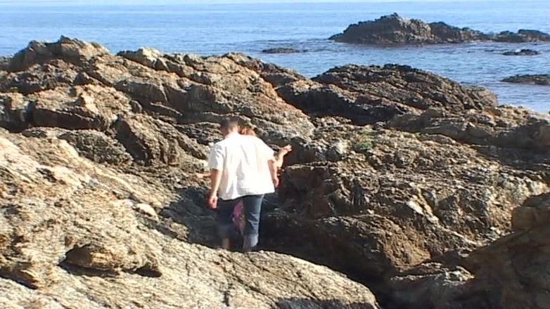 La France a Poil: Un couple coquin fait une sodomie sur la plage