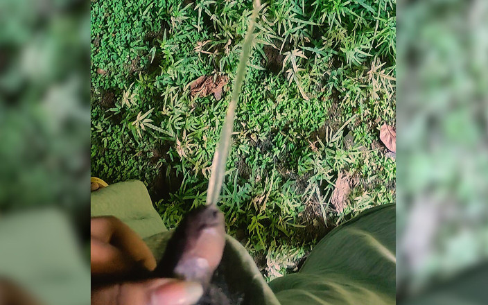 NewDickInTown: Mahasiswi penis kecil kencing di luar ruangan | Kontol hitam kencing
