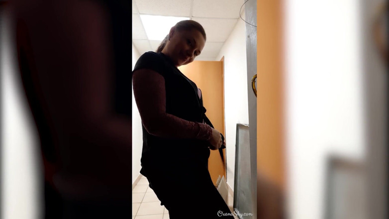 MILF Oxana: Sekreterin ofiste selfie'lerini teşhir ediyor