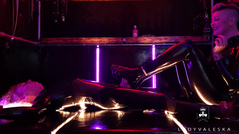 Lady Valeska: Nenasytný svázaný orgasmus