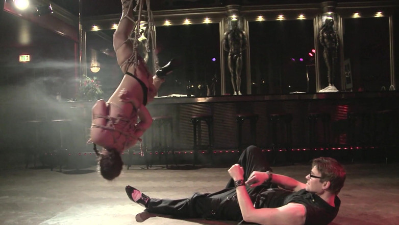 Fetish-x: 에로 본디지의 밀프 일시 중단: 격렬한 BDSM 서스펜션과 스릴