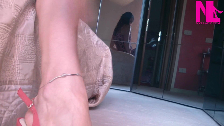 Nyllady: Ballbusting, vagina-eier in rosa sandalen mit offenen zehen barfuß
