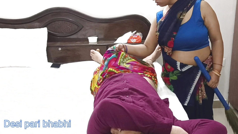 Desi Pari Bhabhi: Desi Kamwali Bai a văzut proprietarul erect frecat-o cu o...