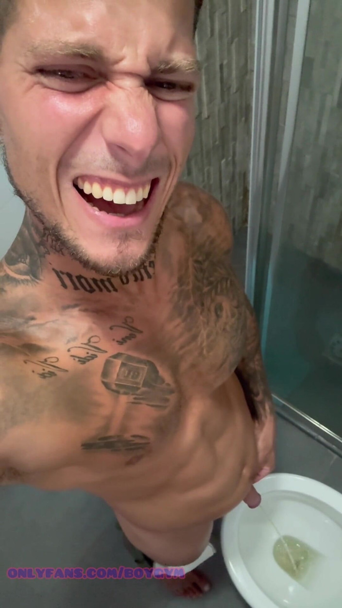BoyGym: Kencing lama di kamar mandiku