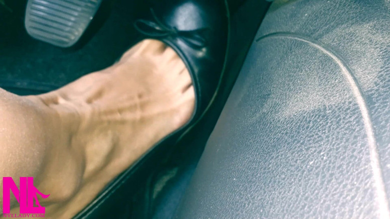 Nyllady: Menyelamatkan dan memandu dalam flat kulit hitam di Barefeet