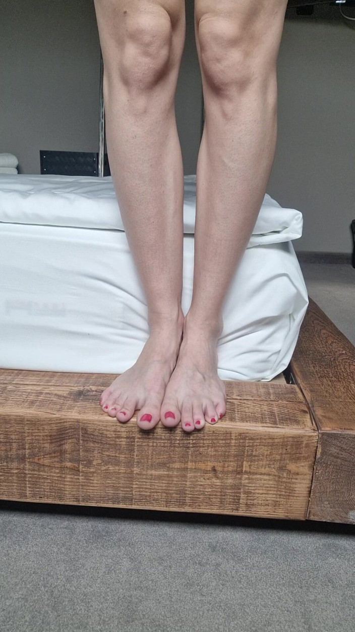 silicone_brunette: Dokuczanie toes