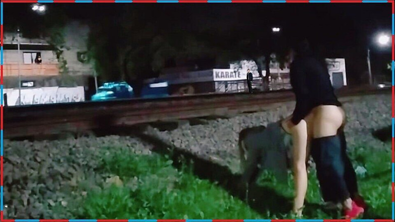 Activecouplearg: Sexo en la calle: la policía nos atrapa goteando semen...