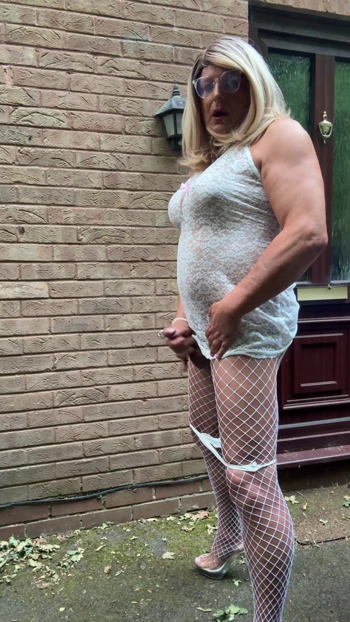 Kelly CD 2022: La sexy travestita kellycd2022 in abito di pizzo bianco collant...