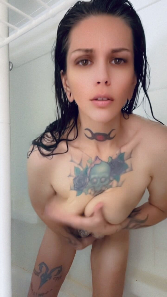 Tanyamariex: Squirt sous la douche