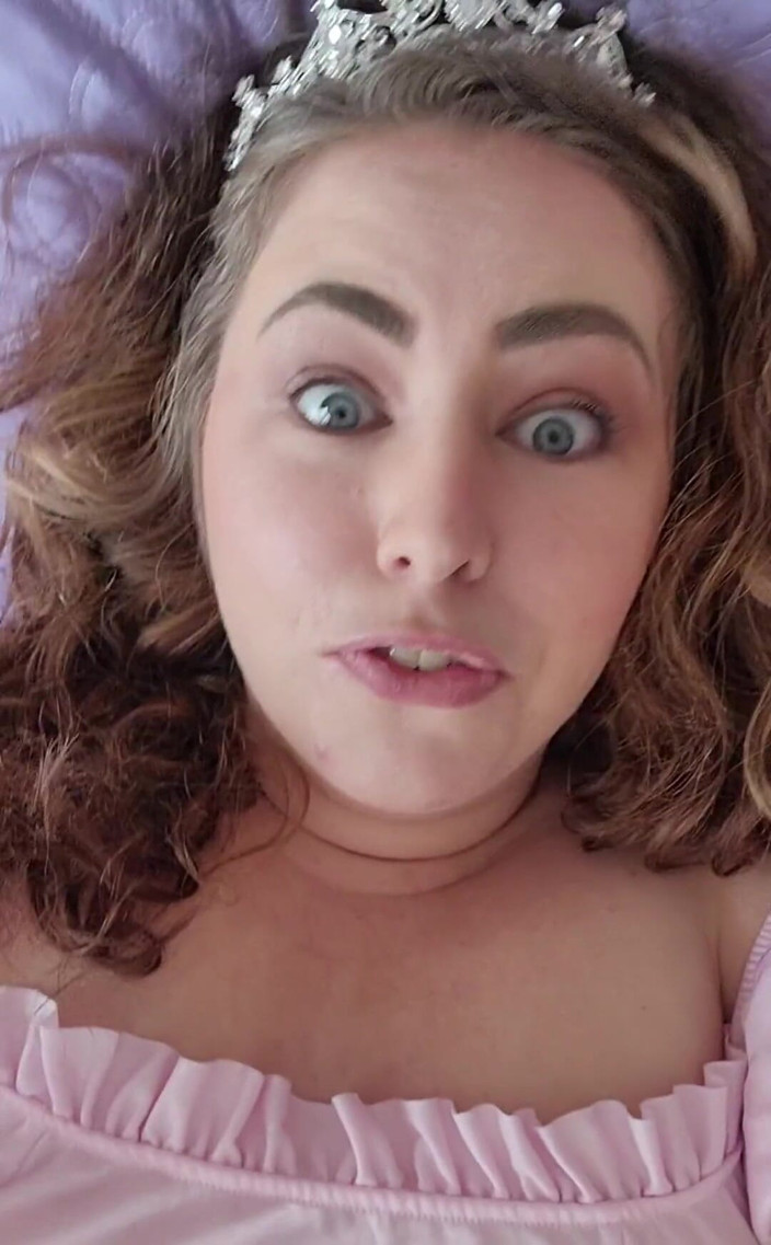 KinkyKatie: Ce ai face dacă ai deschide ușa și eu eram acolo îmbrăcată...