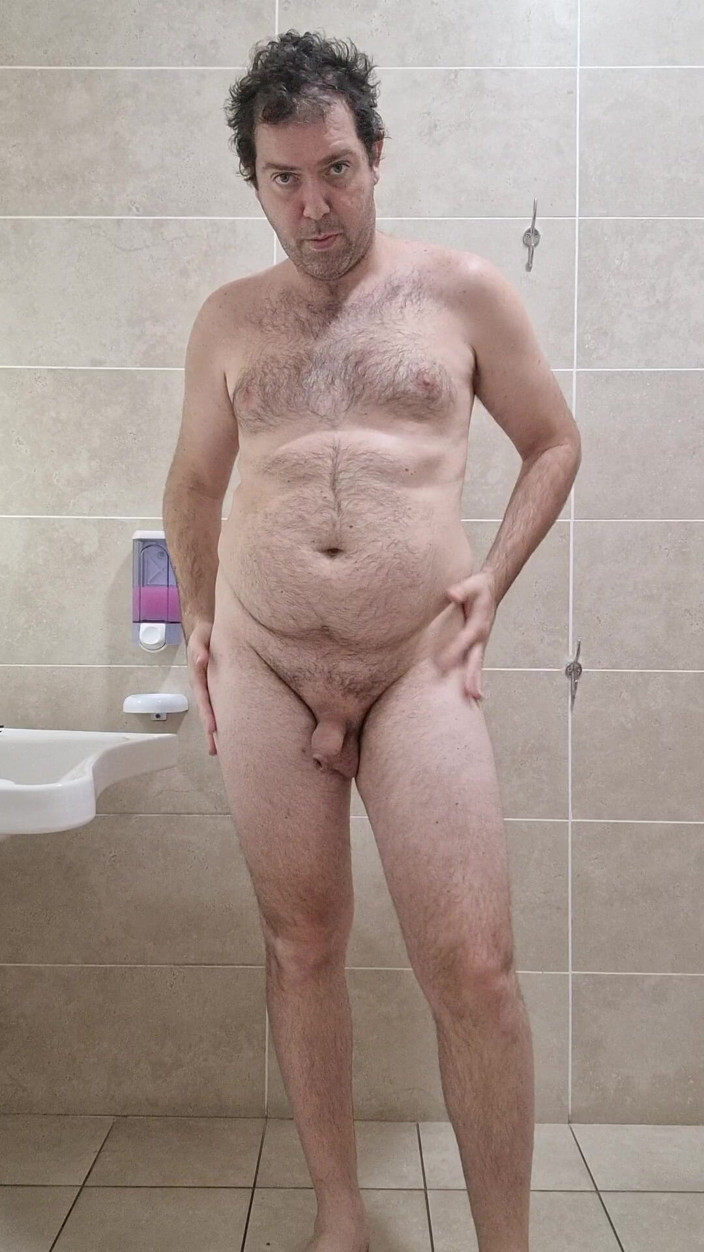 Mirko2589: Completamente desnuda con mi vestido