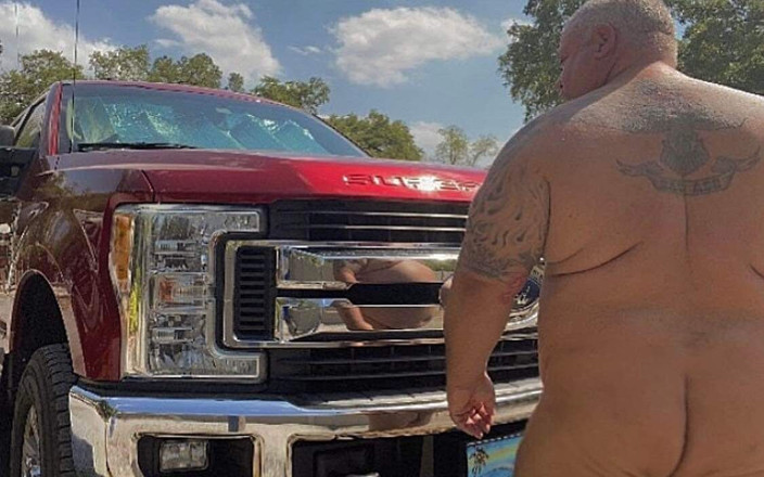 Hand-Free-Daddy-Chub: Il papà muscoloso peloso toglie la biancheria sudata sulle sue...