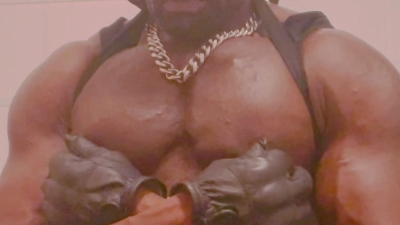 Black mature kinky muscle: Prsatá černá svalovina nevlastního otce, Kozy a péro si hrají