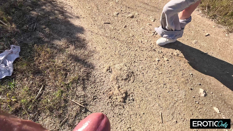 German bitch hunter: Une salope allemande coquine a un rendez-vous avec un inconnu...