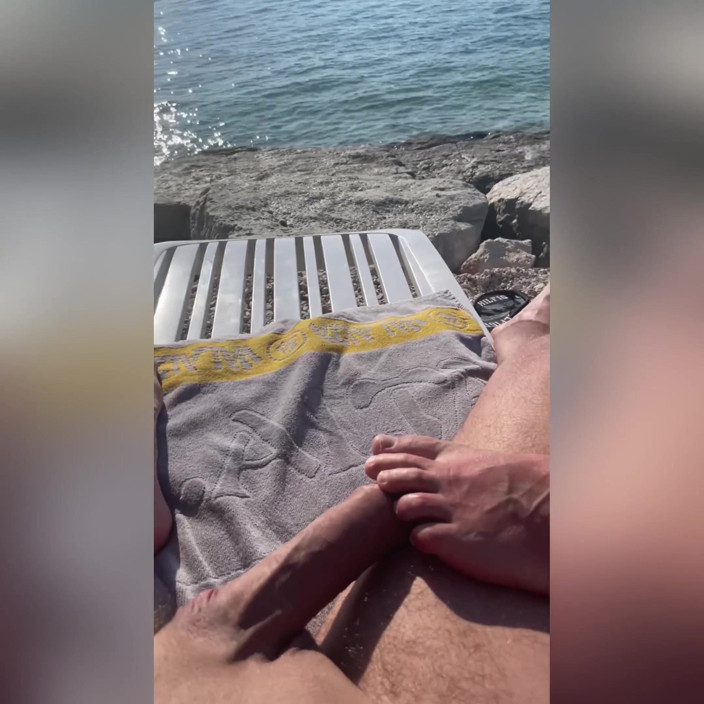 Spuirtcouplexxxx: Chica en forma caliente chorrea en la playa de Valalta,...
