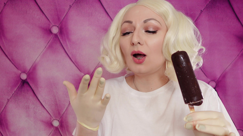 Arya Grander: Gants médicaux en latex et bouffage de glace avec des...