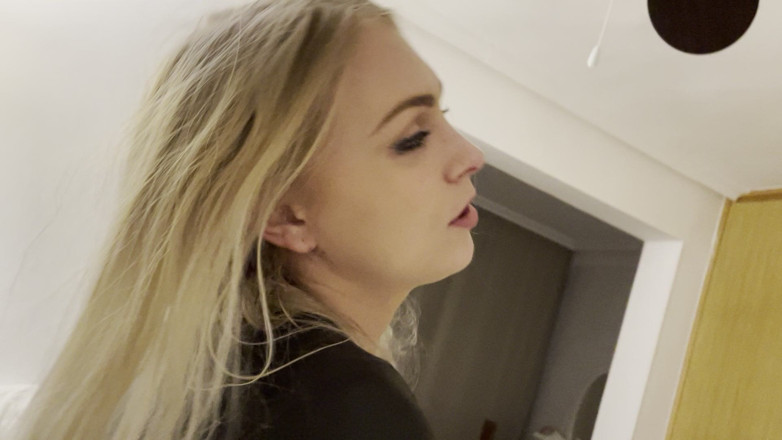 Siswet: Elle suce une bite, c'est une bonne fille