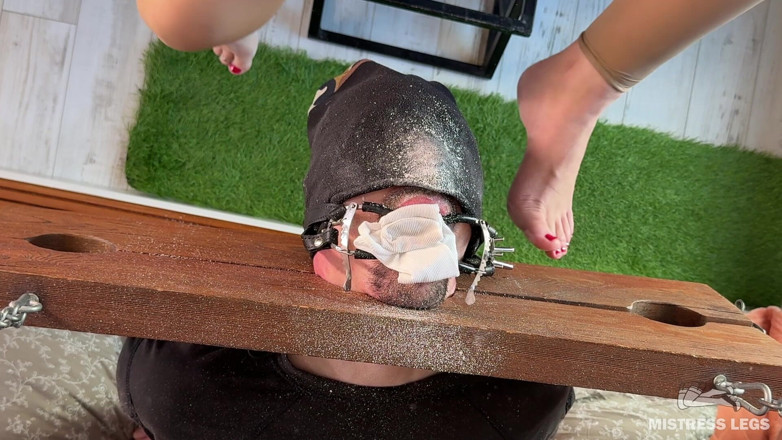 Mistress Legs: Pedicura de fiesta de polvo de pies raspa directamente en...