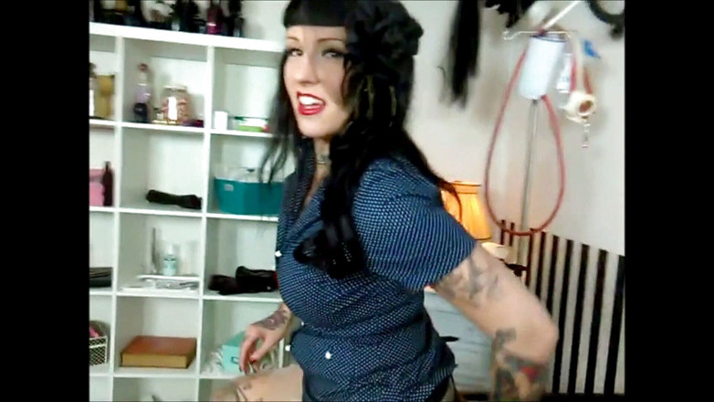 Domina Lady Vampira - SM Studio Femdom Empire: Demütigung teil 2
