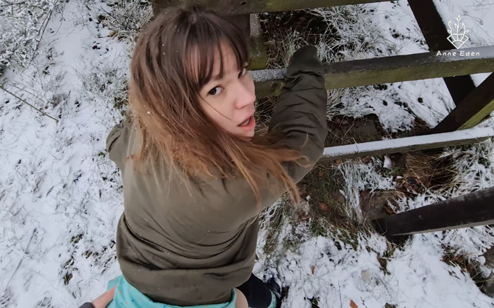 Anne Eden: Foda na neve com gozada e caminhada de esperma !!