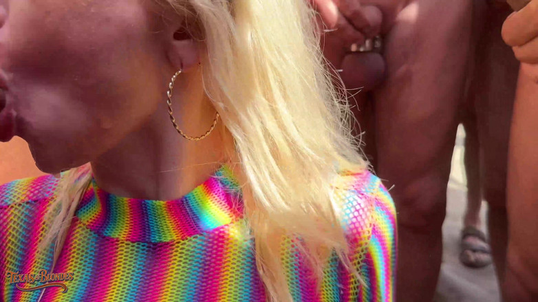 Texas and blondes: La blonde Vera Jarw se fait baiser par des grosses...