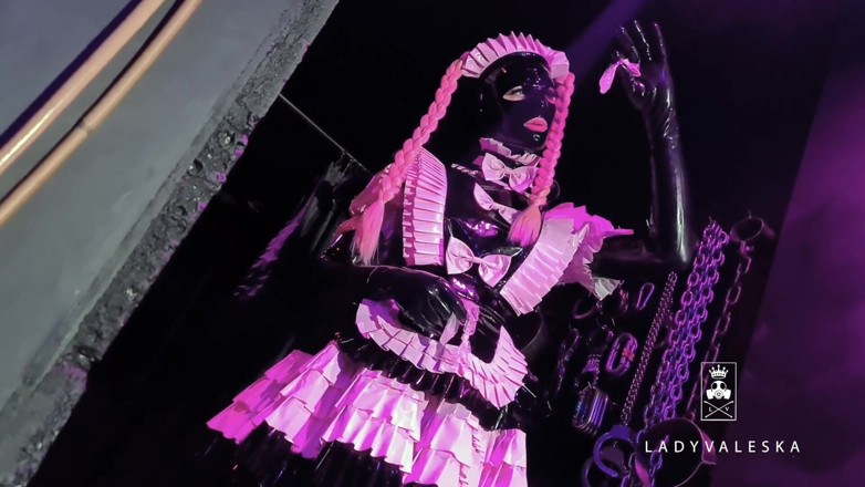 Lady Valeska: Gumowa dolly karmiona trzema starymi zimnymi prezerwatywami spermy