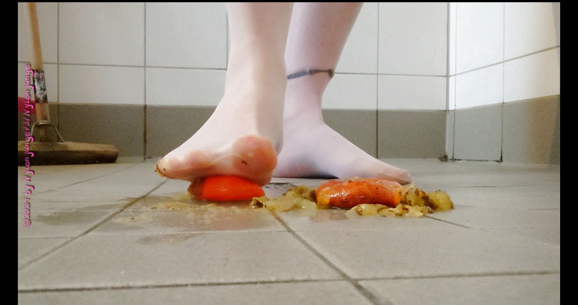 Carmen_Nylonjunge: Футплей в колготках з фруктами
