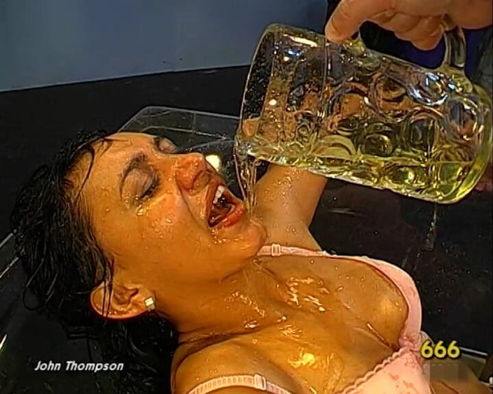 Piss Lover: Chicas amantes de la orina de leche en Ggg John...