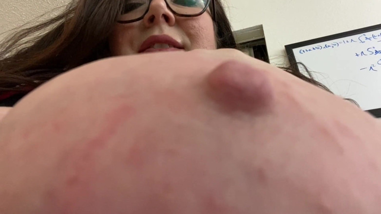 cutejayne: Les seins géants d'une prof géante