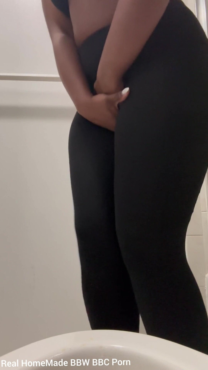 Super sexy ebony cuties: Отчаявшаяся в wee отрезает мои ноги, писсинг в туалете в видео от первого лица