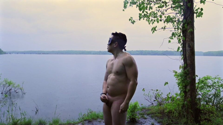 Barenakedmuscles: Si flette e si masturba sotto la pioggia in riva...