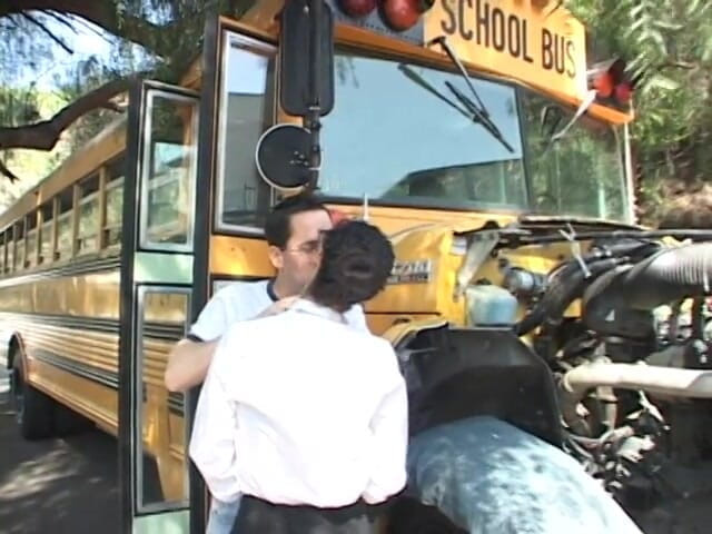 Pound Me Outside: Nerd follando tetona morena conductor de autobús