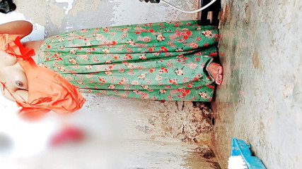 Rakul008: Beccata innocente ragazza indiana in piedi fa pipì mentre si...