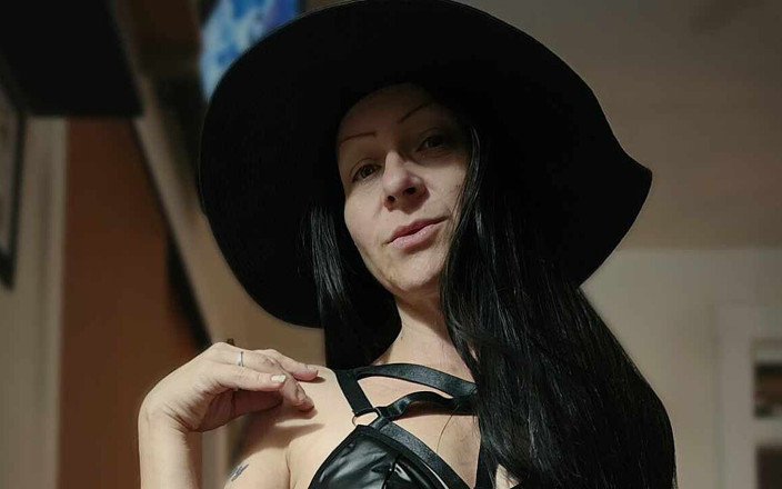 Raven Willow: Il fait froid là-bas aujourd’hui, j’ai besoin de quelqu’un pour...