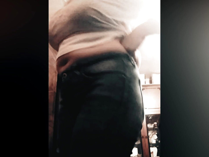 Mr_geenx: Réel, ma belle-mère de 57 ans, me montre ses gros seins...