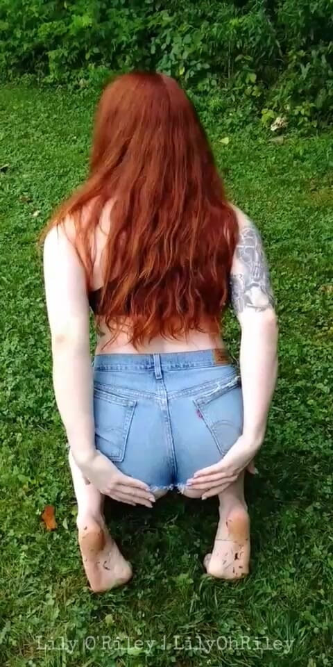 Lily O'Riley: 露出癖のある赤毛の女性が公園で激しく射精する