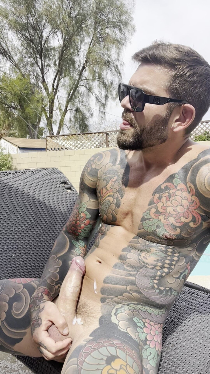 Juan Lucho Gay: Sláma Na Zahradě, Zatímco Soused Špehuje