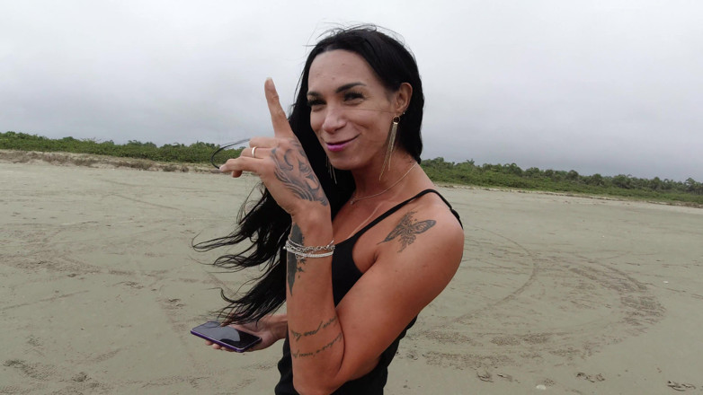 Casal Mattos Trans: Fucks Cast sulla spiaggia: la trans birichina che ha fatto...