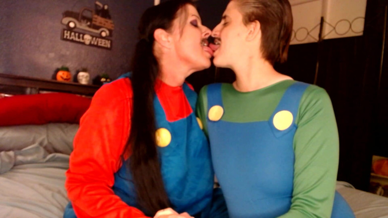 Abby Anna: Cosplay halloween ciuman lesbian