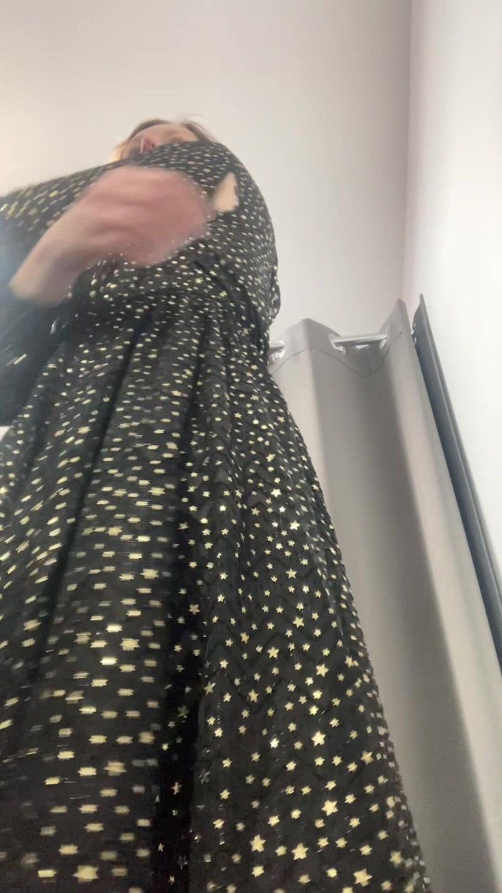 MistressWriggler: Sich nackt machen, um Designerkleider in einem schickem Boutique-Shop anprobieren