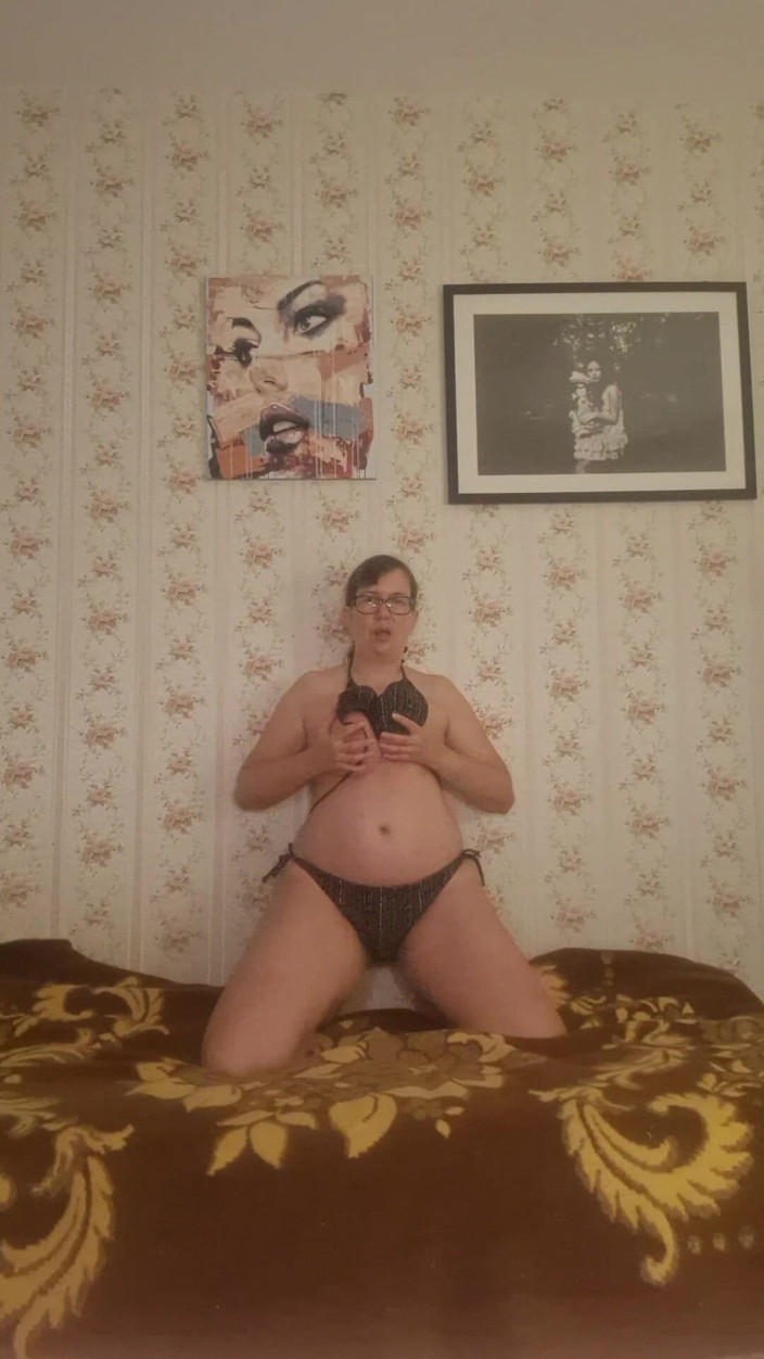 QueenJoo: MILF Strips Dan Melancap Untuk Orgasme