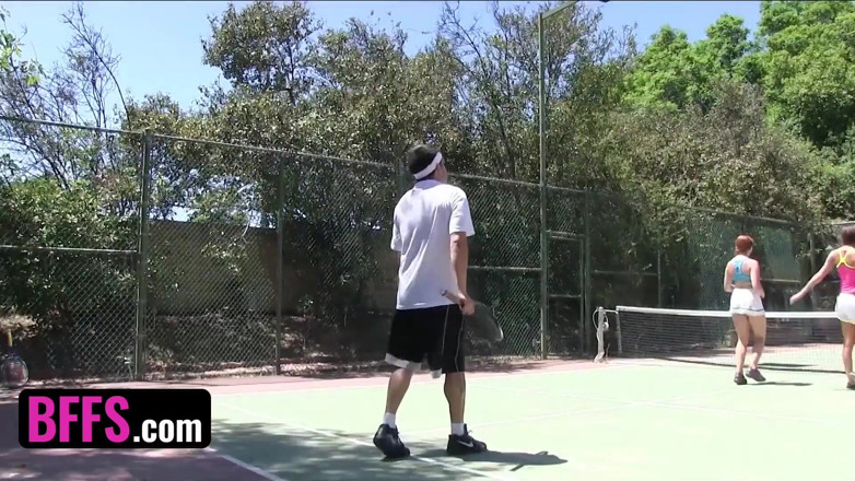 BFFS: BFFS - allenatore di tennis arrapato solleva le minigonne dei suoi...