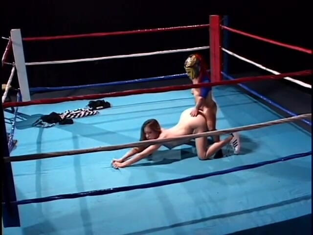 Sex Karma: Wrestler nana viene scopato e cavalcato dalla ragazza mora