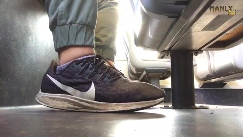 Manlyfoot: Männliche nackte füße - Transport Edition - bus - zug - fußfetisch
