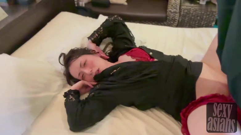 Asian cutie: POV avec une beauté mariée magnifique. Capture intime de creampie