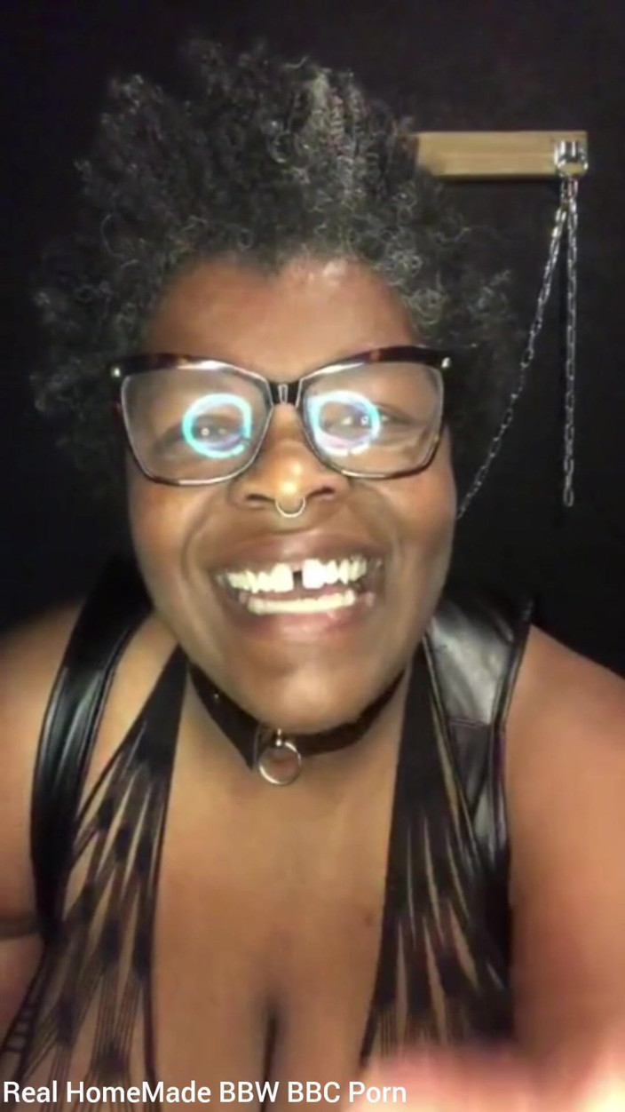 Super sexy ebony cuties: Seksi kadın dom kıyafeti içinde poz