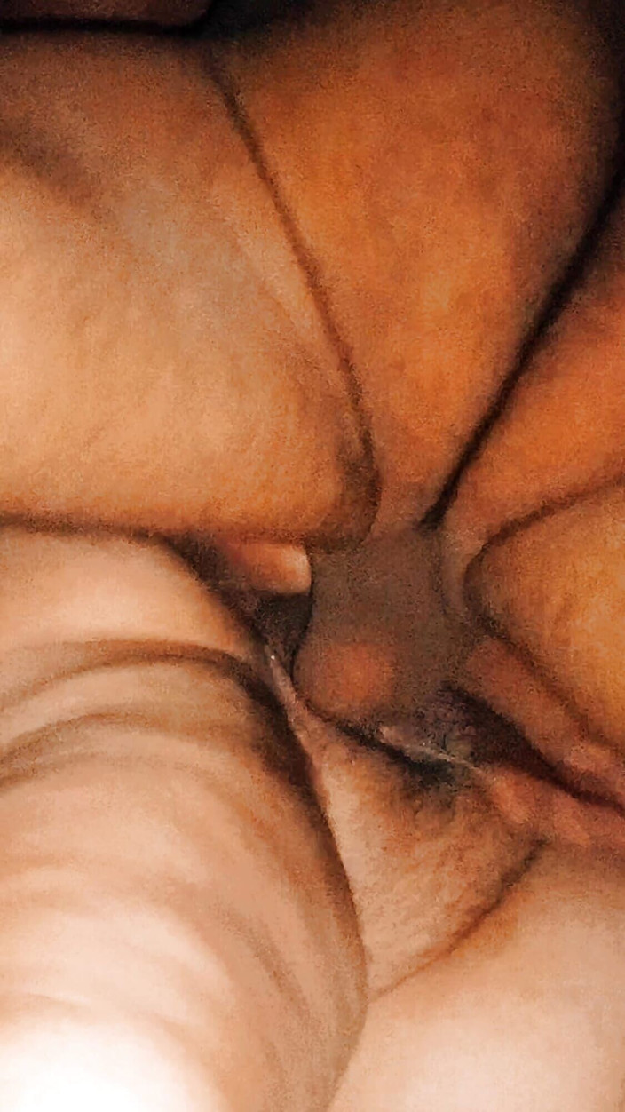 Lily & Theo: Nel garage buio, la donna sposata si prende una pausa...