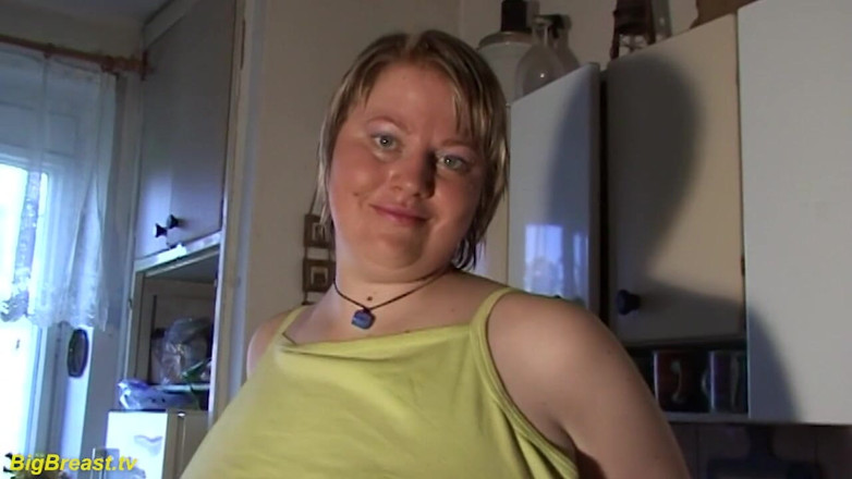 Big Breast: Экстремально возбужденная милфа с чудовищными сиськами одна дома
